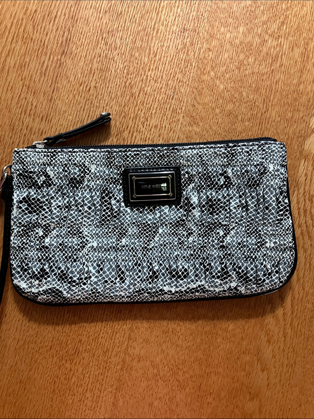 NINE WEST SNAKE SKIN WRISTLET
EXCELLENT CONDITION USED ONCE